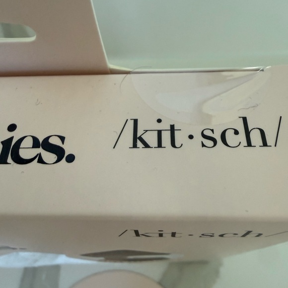 Kitsch Set - Body dry brush, Towel & Ruched Scrunchies - Picture 2 of 8